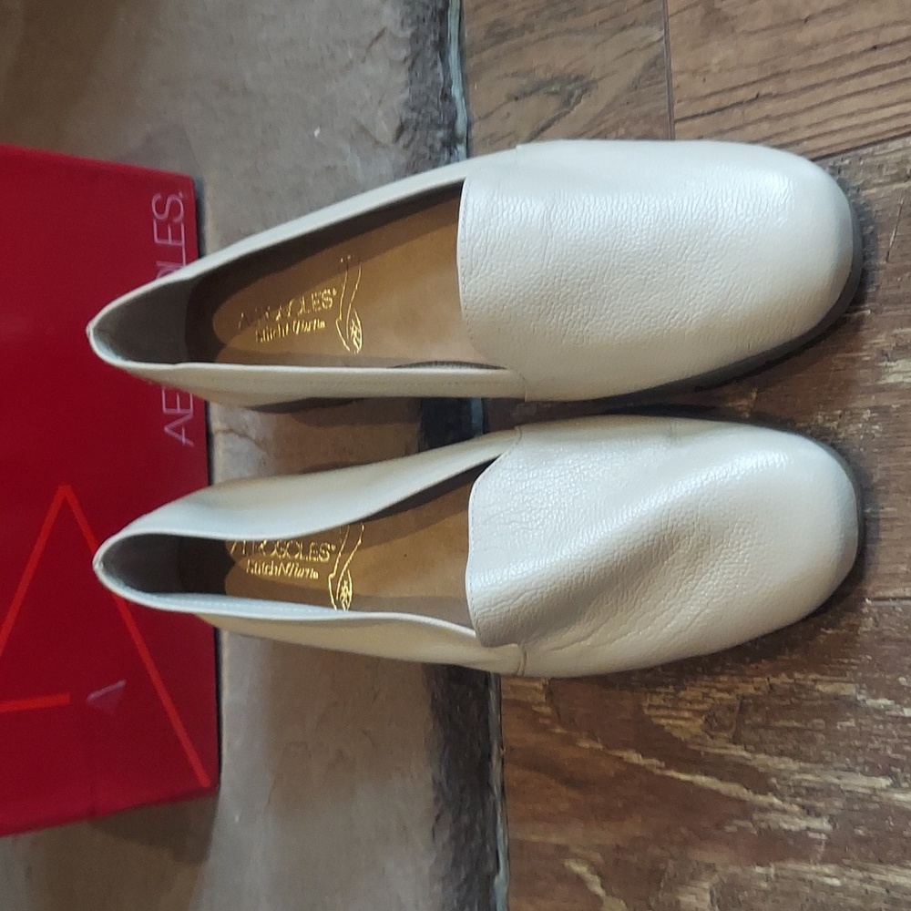New in box Aerosoles Fame Show bone leather size  11 W